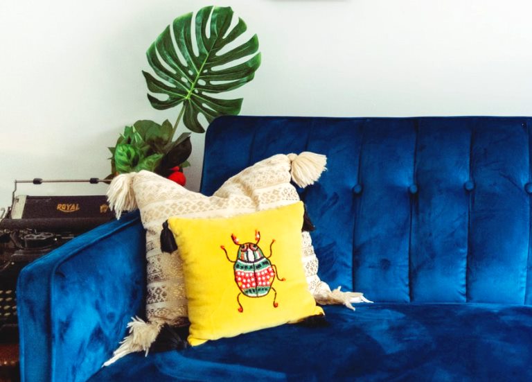 10 AMAZING Tips for Styling Your Pillows As Decor